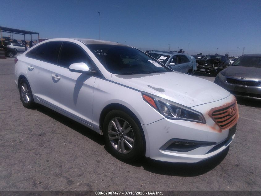 2015 HYUNDAI SONATA 2.4L SE - 5NPE24AF5FH012053