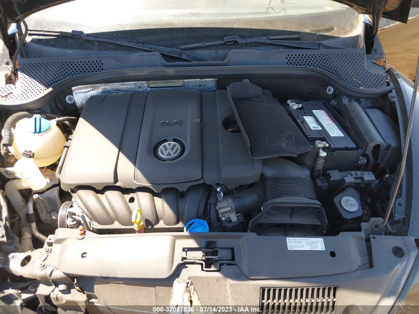 2013 VOLKSWAGEN BEETLE CONVERTIBLE 2.5L W/SOUND/NAV 3VW5P7AT7DM826637