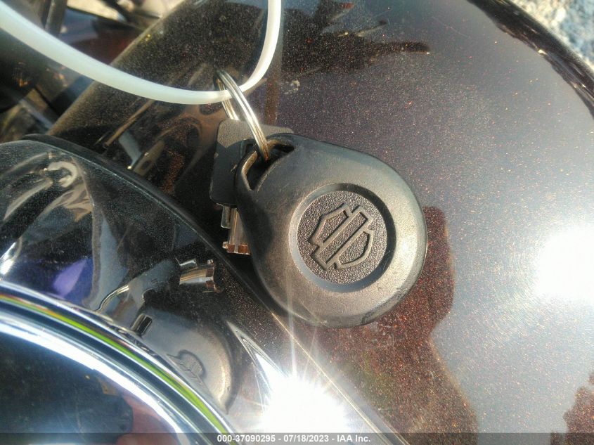 2011 HARLEY-DAVIDSON FLHX - 1HD1KBM13BB605262