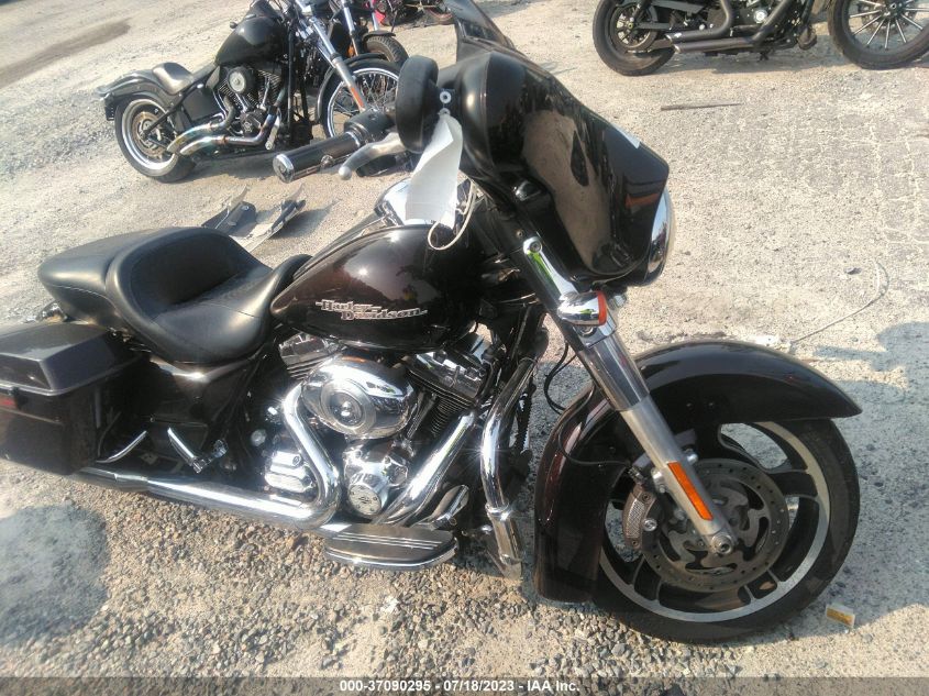 2011 HARLEY-DAVIDSON FLHX - 1HD1KBM13BB605262