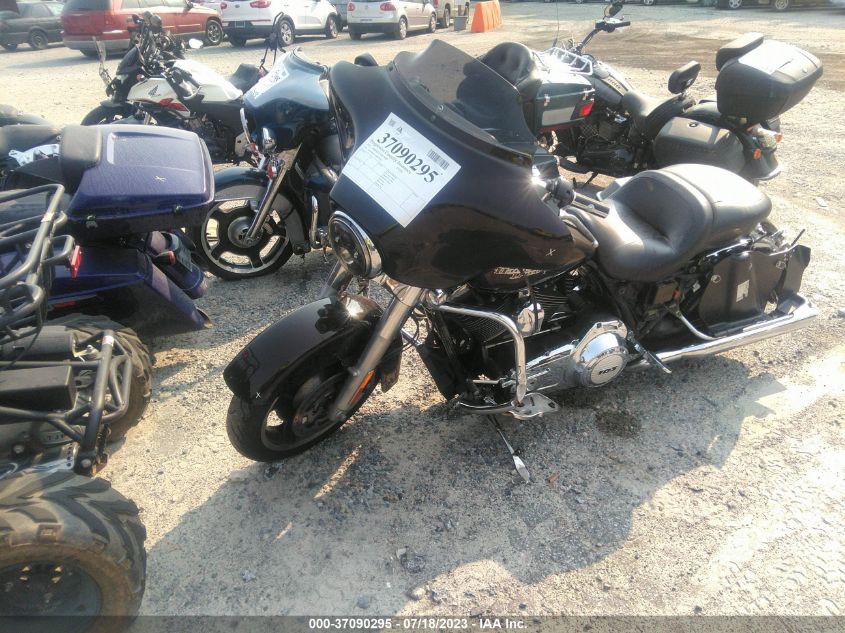 2011 HARLEY-DAVIDSON FLHX - 1HD1KBM13BB605262