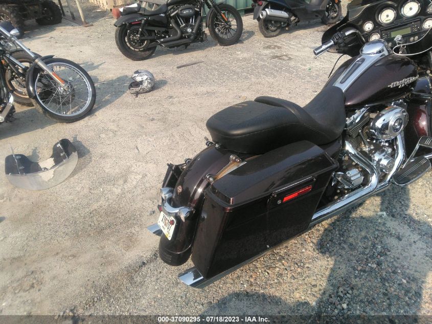 2011 HARLEY-DAVIDSON FLHX - 1HD1KBM13BB605262
