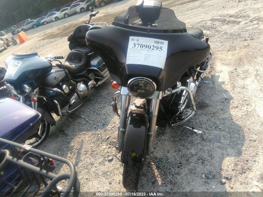 2011 HARLEY-DAVIDSON FLHX - 1HD1KBM13BB605262