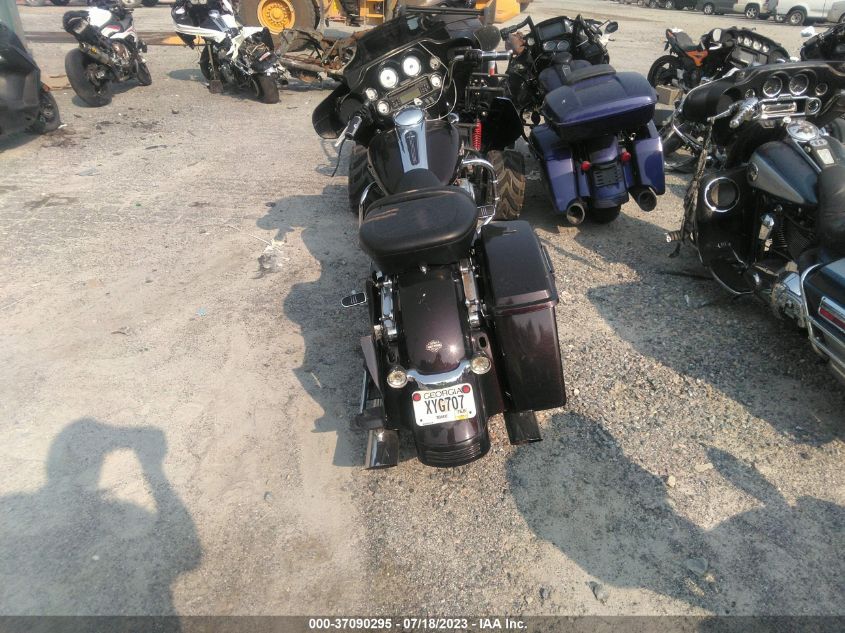 2011 HARLEY-DAVIDSON FLHX - 1HD1KBM13BB605262