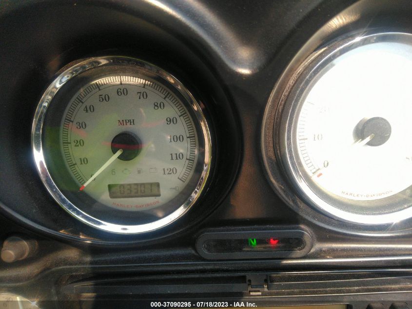 2011 HARLEY-DAVIDSON FLHX - 1HD1KBM13BB605262