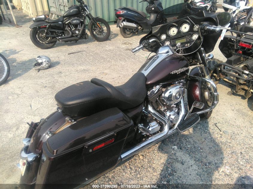 2011 HARLEY-DAVIDSON FLHX - 1HD1KBM13BB605262