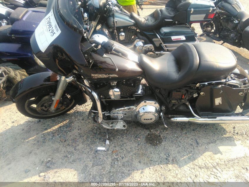 2011 HARLEY-DAVIDSON FLHX - 1HD1KBM13BB605262