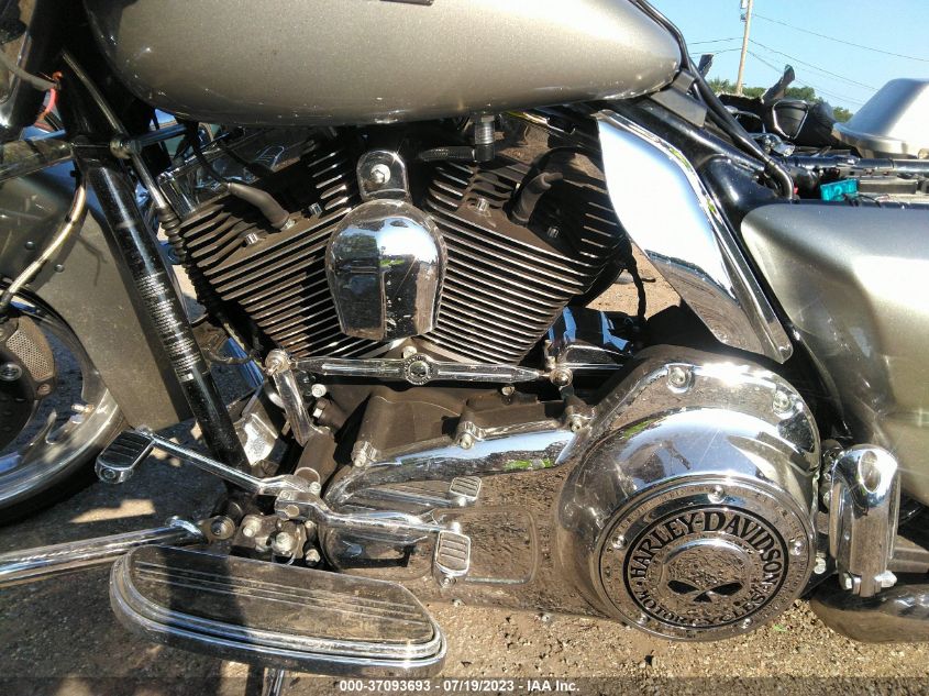 2009 HARLEY-DAVIDSON FLHX - 1HD1KB4129Y651835