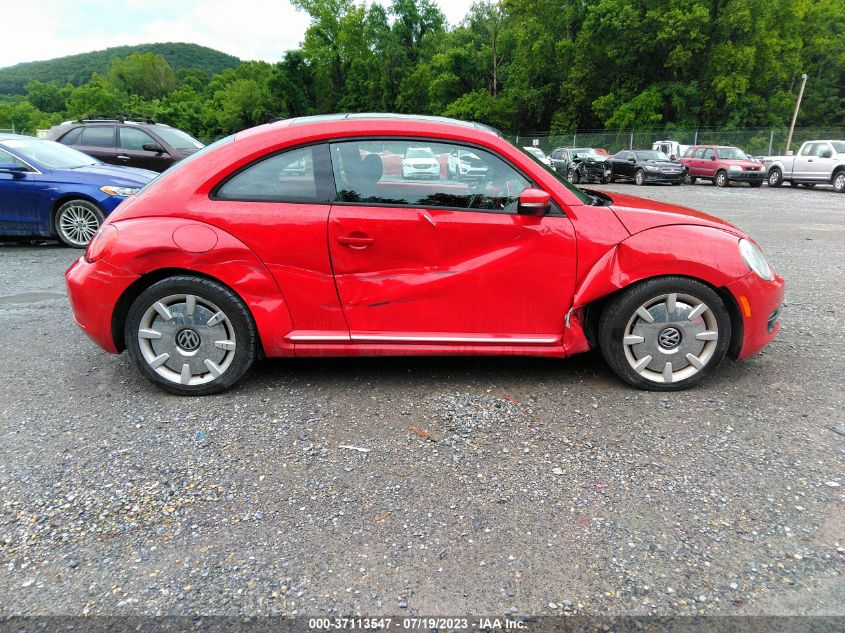 2013 VOLKSWAGEN BEETLE COUPE 2.5L W/SUN/SOUND/NAV - 3VWJP7AT3DM603302