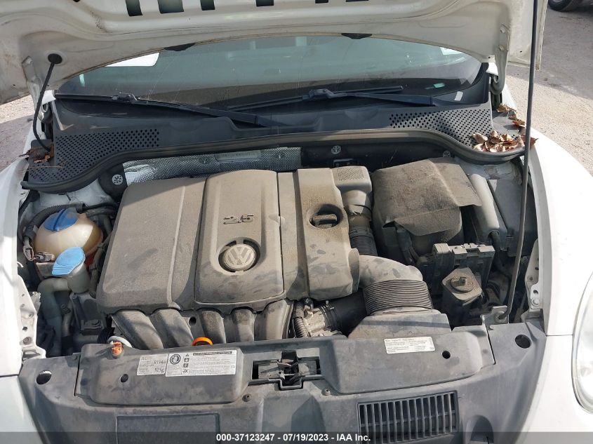 2013 VOLKSWAGEN BEETLE COUPE 2.5L ENTRY - 3VWFP7AT1DM645473