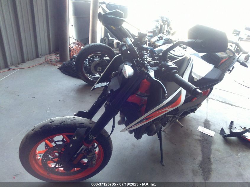 2021 KTM 890 DUKE R VBKTU9402MM806175