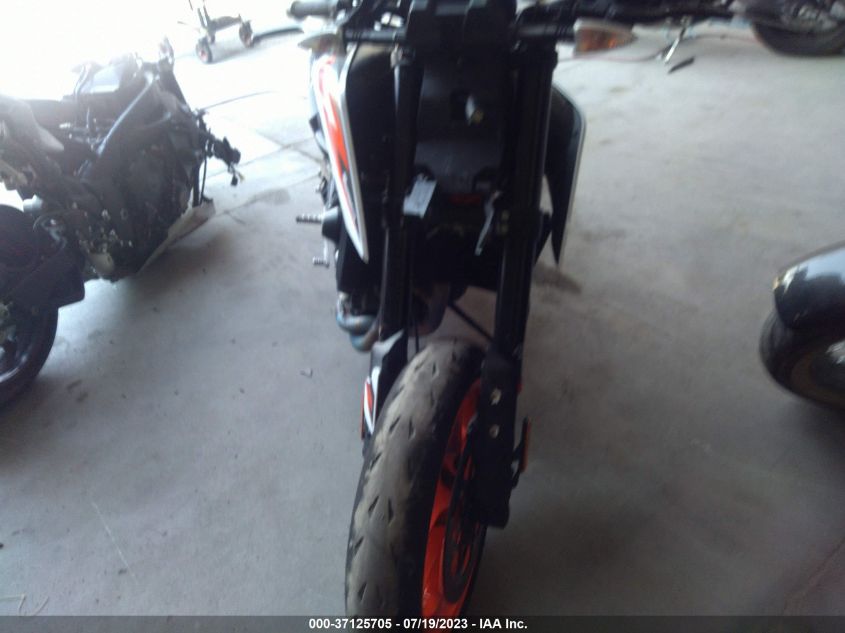 2021 KTM 890 DUKE R VBKTU9402MM806175