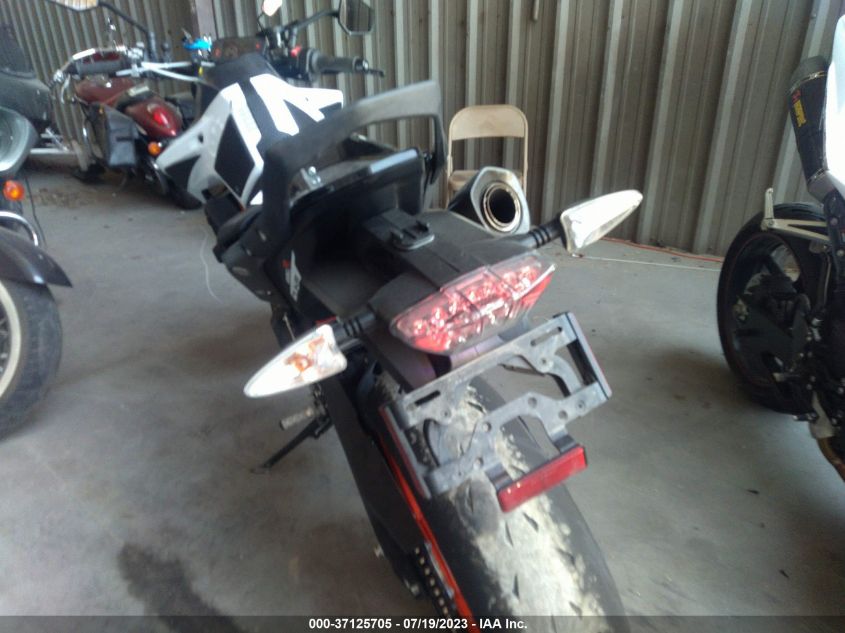2021 KTM 890 DUKE R VBKTU9402MM806175