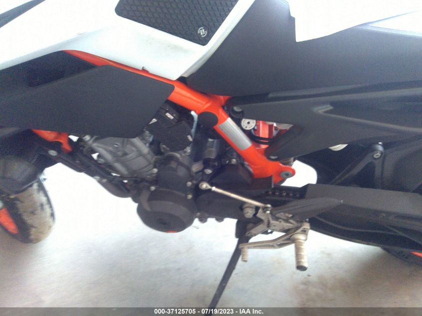 2021 KTM 890 DUKE R VBKTU9402MM806175