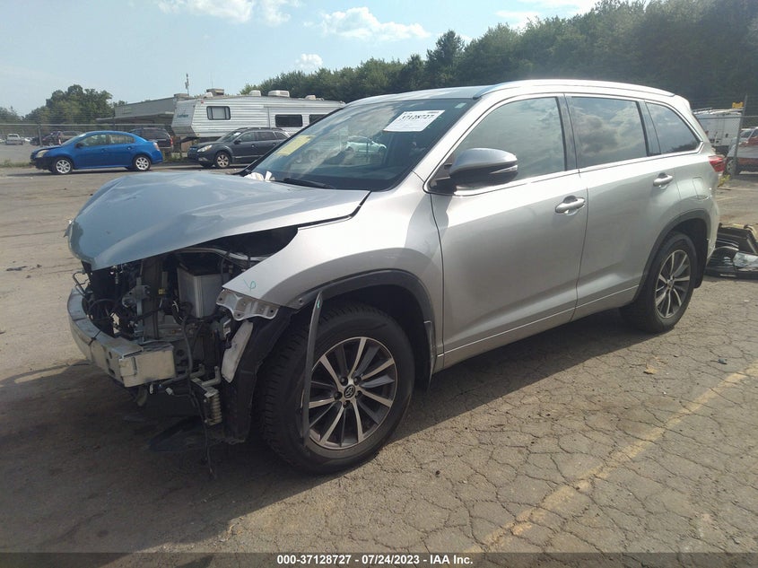 VIN 5TDJZRFH8JS546300 2018 TOYOTA HIGHLANDER XLE