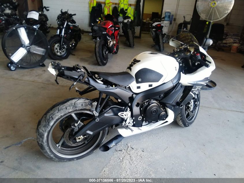 2011 SUZUKI GSX-R600 - JS1GN7FA2B2102880