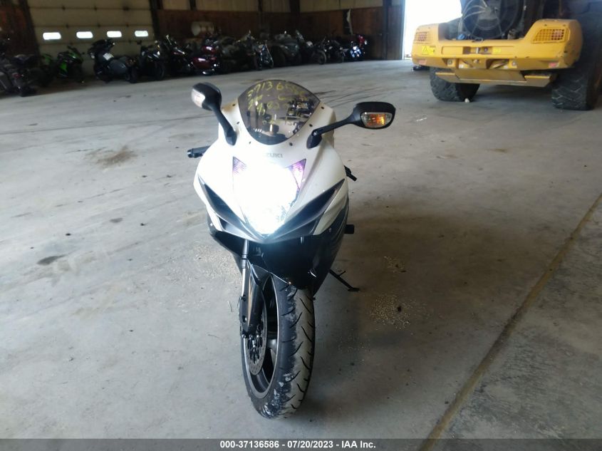 2011 SUZUKI GSX-R600 - JS1GN7FA2B2102880