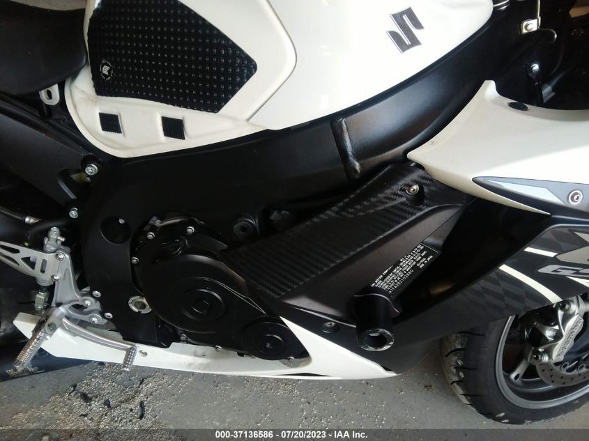 2011 SUZUKI GSX-R600 - JS1GN7FA2B2102880