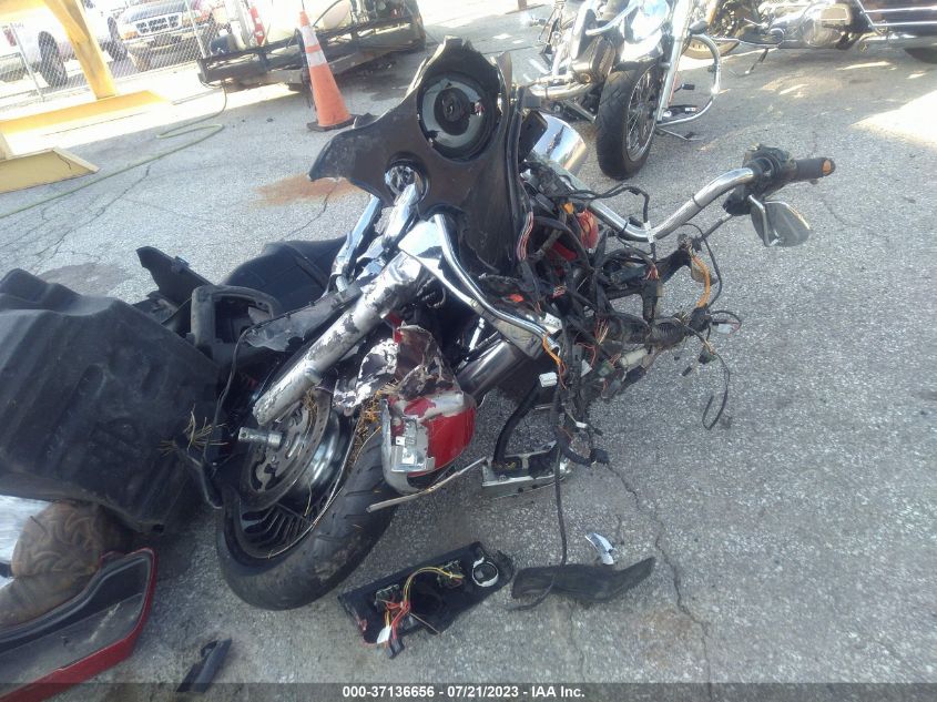 2011 HARLEY-DAVIDSON FLHTK - 1HD1KEM10BB615832