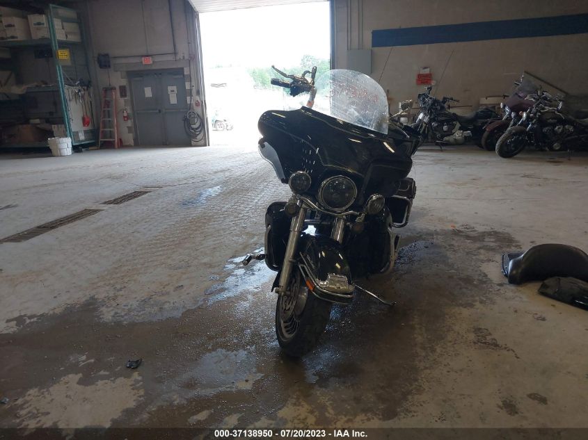 2010 HARLEY-DAVIDSON FLHTCU 1HD1FC419AB656094
