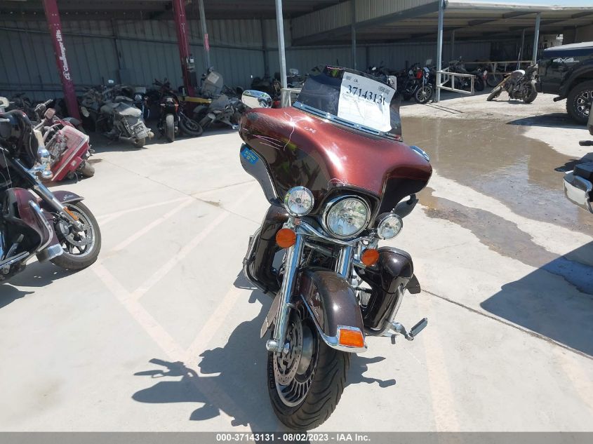 2011 HARLEY-DAVIDSON FLHTCU 1HD1FC413BB627384
