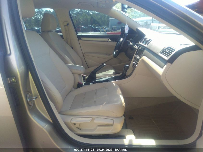 2015 VOLKSWAGEN PASSAT SE - 1VWBV7A33FC035129