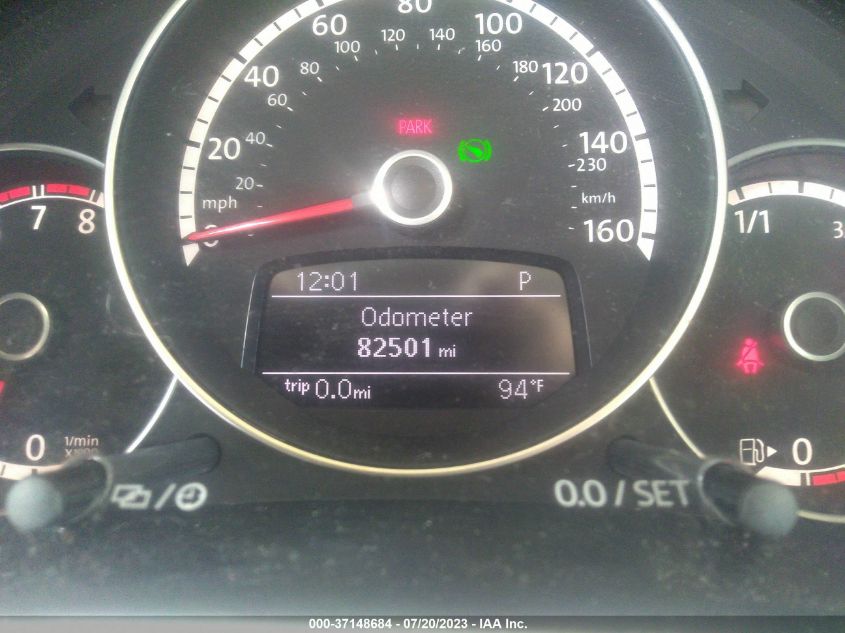 2013 VOLKSWAGEN BEETLE COUPE 2.5L W/SUN - 3VWJX7AT1DM681643