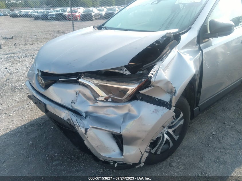 VIN JTMBFREV6JJ217953 2018 TOYOTA RAV4 LE