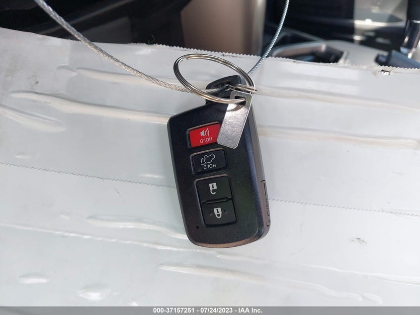VIN JTMRFREV6HJ172666 2017 TOYOTA RAV4 XLE