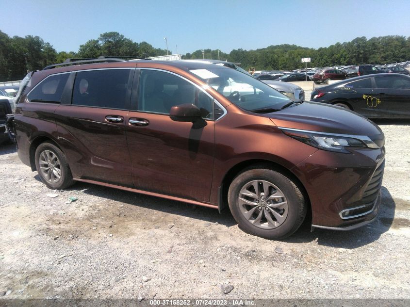 2022 TOYOTA SIENNA XLE - 5TDYRKEC0NS103639