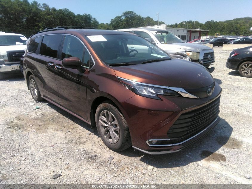 2022 TOYOTA SIENNA XLE - 5TDYRKEC0NS103639