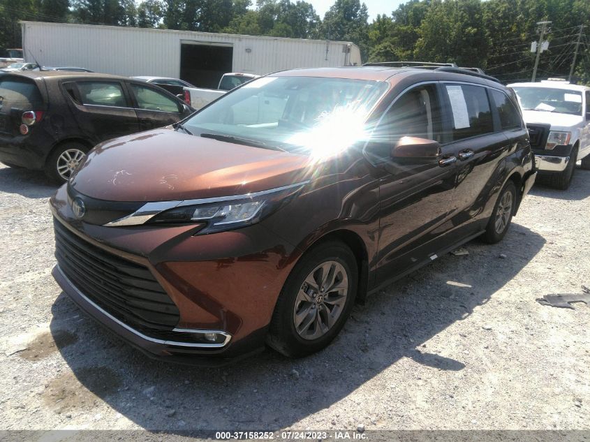 2022 TOYOTA SIENNA XLE - 5TDYRKEC0NS103639