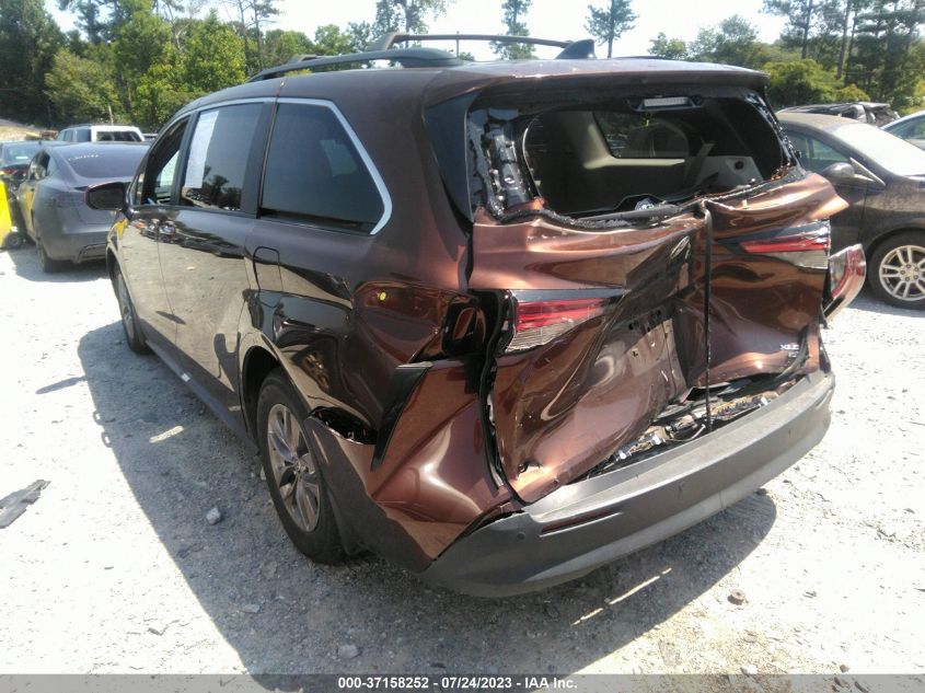 2022 TOYOTA SIENNA XLE - 5TDYRKEC0NS103639