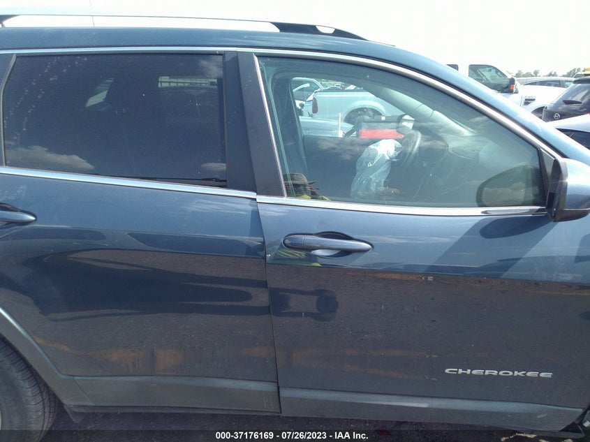 VIN 1C4PJLCB7KD382338 2019 JEEP CHEROKEE LATITUDE