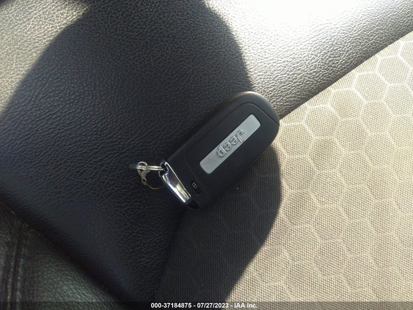VIN 3C4NJDBB0JT402369 2018 JEEP COMPASS ALTITUDE