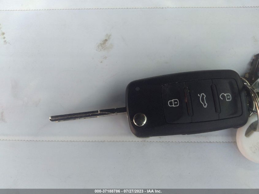 2013 VOLKSWAGEN BEETLE COUPE 2.5L ENTRY - 3VWFP7AT2DM659415