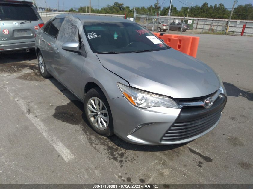 VIN 4T1BF1FK3FU065704 2015 TOYOTA CAMRY no.1