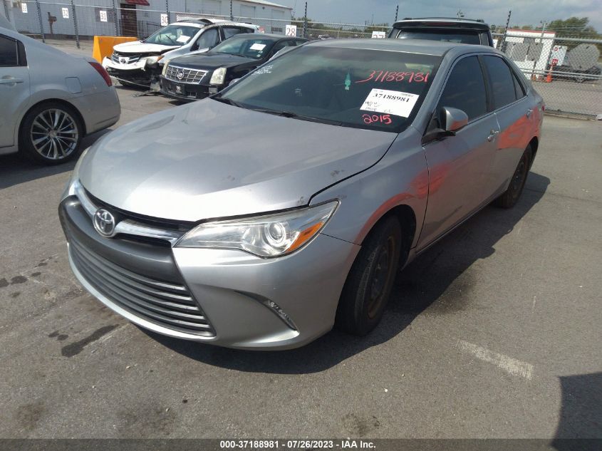 VIN 4T1BF1FK3FU065704 2015 TOYOTA CAMRY no.2