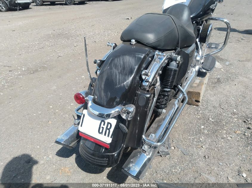 2011 HARLEY-DAVIDSON FLHX - 1HD1KBM11BB656307