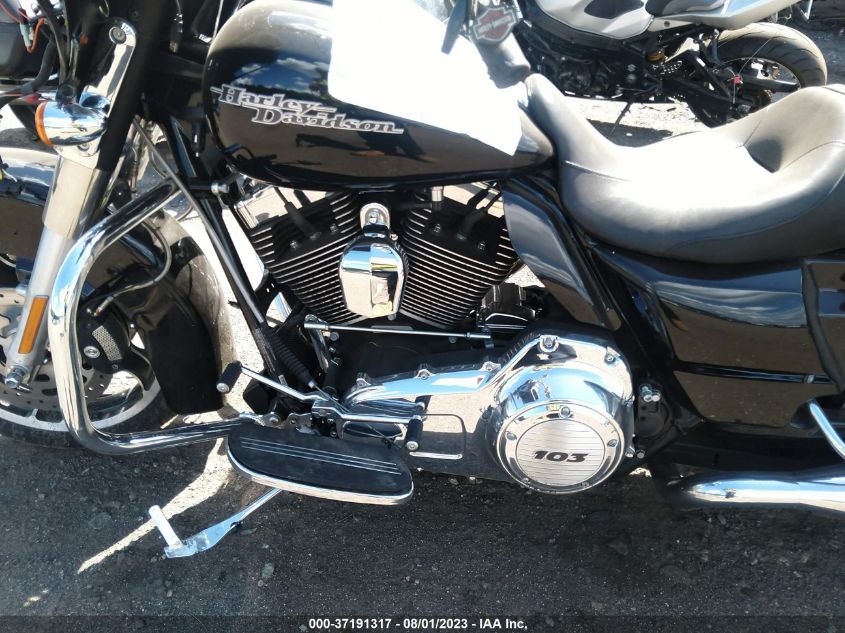 2011 HARLEY-DAVIDSON FLHX - 1HD1KBM11BB656307