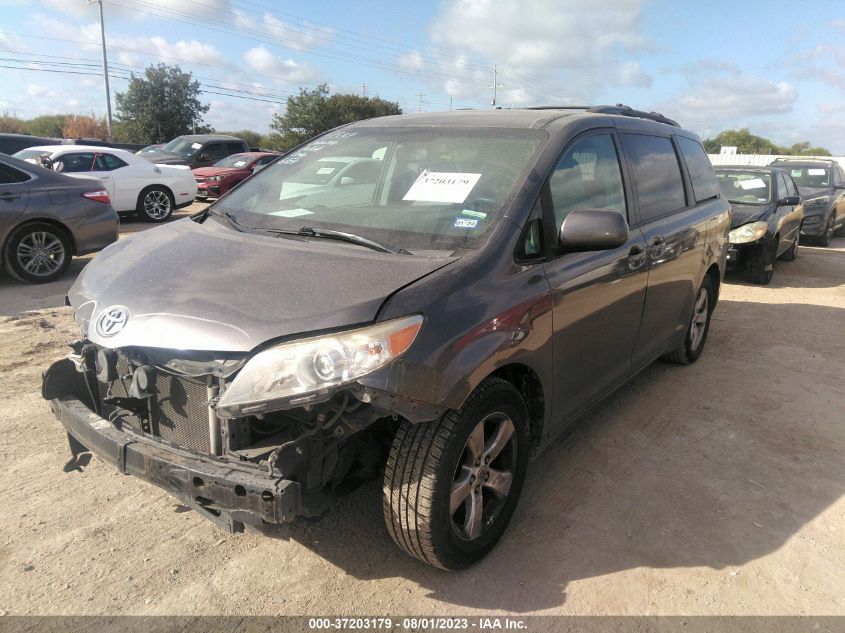 5TDKZ3DC3HS783649 2017 TOYOTA SIENNA, photo no. 2