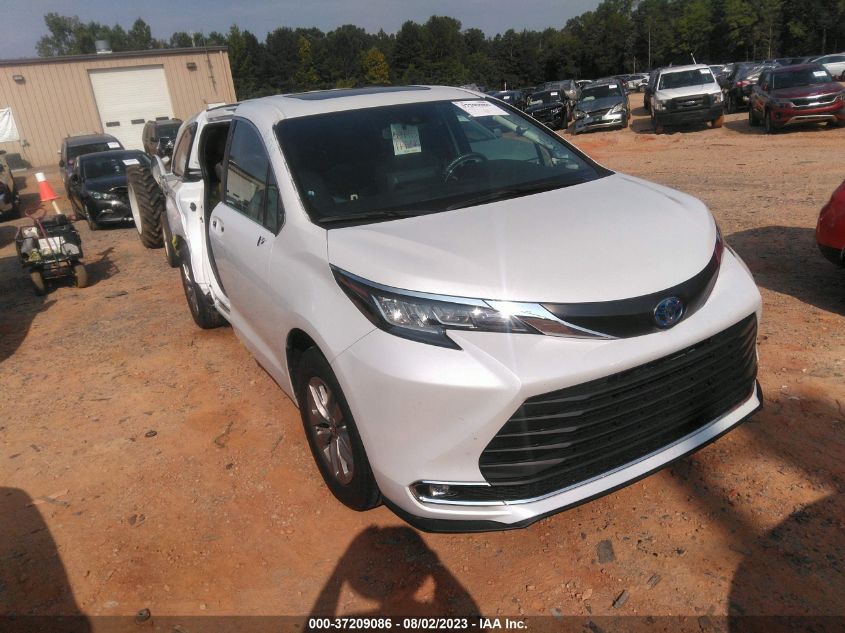 2022 TOYOTA SIENNA XLE - 5TDYRKEC8NS102027