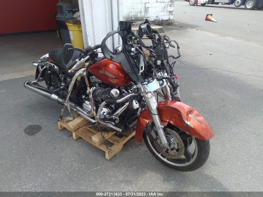 2011 HARLEY-DAVIDSON FLHX - 1HD1KBM16BB632052