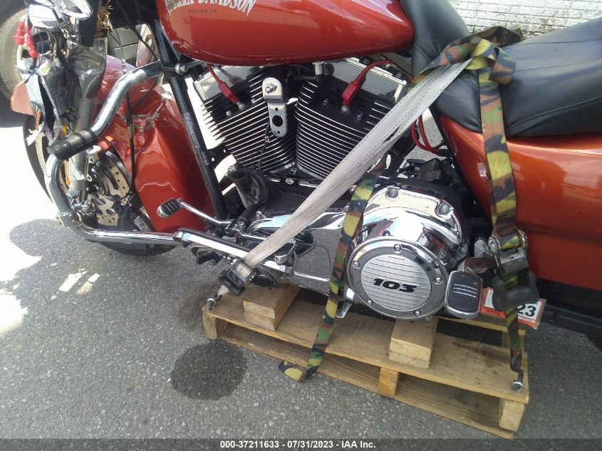 2011 HARLEY-DAVIDSON FLHX - 1HD1KBM16BB632052