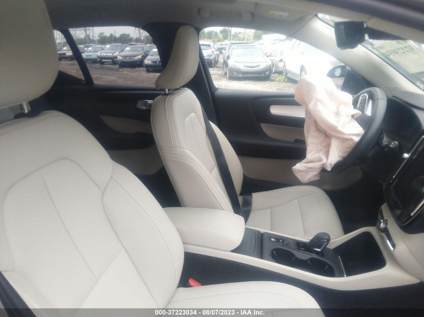 2021 VOLVO XC40 MOMENTUM YV4162UK1M2457370