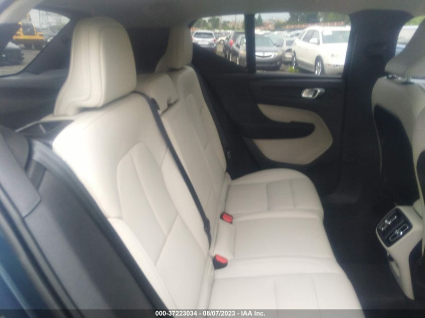 2021 VOLVO XC40 MOMENTUM YV4162UK1M2457370