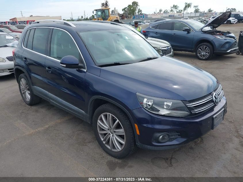 2013 VOLKSWAGEN TIGUAN SE W/SUNROOF & NAV - WVGAV7AX4DW526303