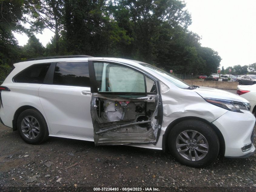 2022 TOYOTA SIENNA XLE - 5TDYRKEC8NS087979