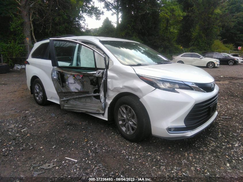 2022 TOYOTA SIENNA XLE - 5TDYRKEC8NS087979