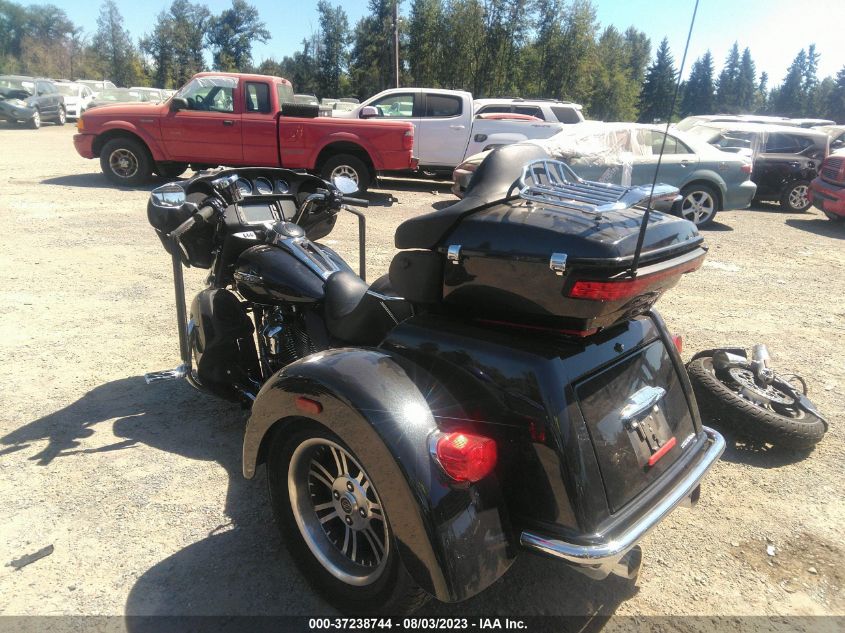2018 HARLEY-DAVIDSON FLHTCUTG TRI GLIDE ULTRA 1HD1MAD18JB858984